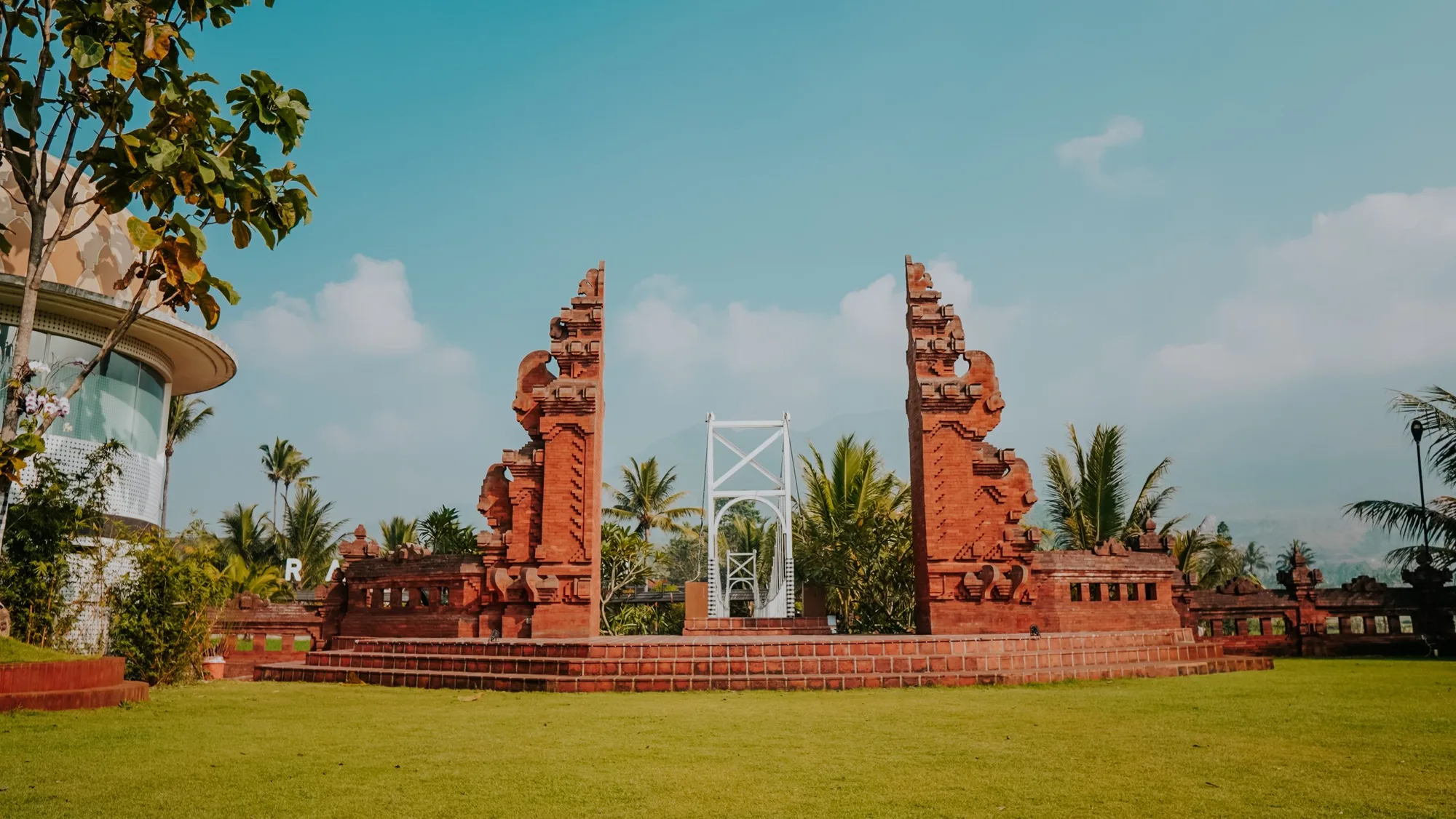Gapura batu merah khas Bali di Rancabango, dibingkai taman dan barisan gunung